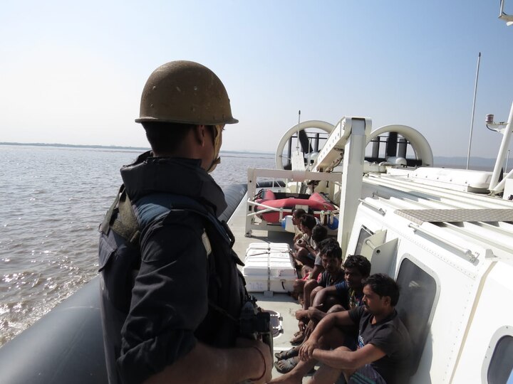 Follow the 6 boat and caught 14 Bangladeshi people in Palghar 6 बोटींचा पाठलाग करून 14 बांगलादेशींना पकडले