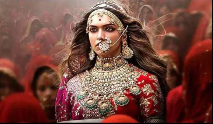 रणवीर सिंह, दीपिका पदुकोण आणि शाहिद कपूर यांच्या 'पद्मावत' या चित्रपटाला घेऊन बराच वाद झाला होता. मात्र त्याही पेक्षा जास्त या चित्रपटाची जादू बॉक्स ऑफिसवर चालली. संजय लीला भंसाली दिग्दर्शित पद्मावत या चित्रपटाने 300 कोटींचा गल्ला कमावला होता. तसेच 2018 मध्ये सर्वाधिक कमाई करणाऱ्या चित्रपटात पद्मावत दुसऱ्या क्रमांकावर आहे.