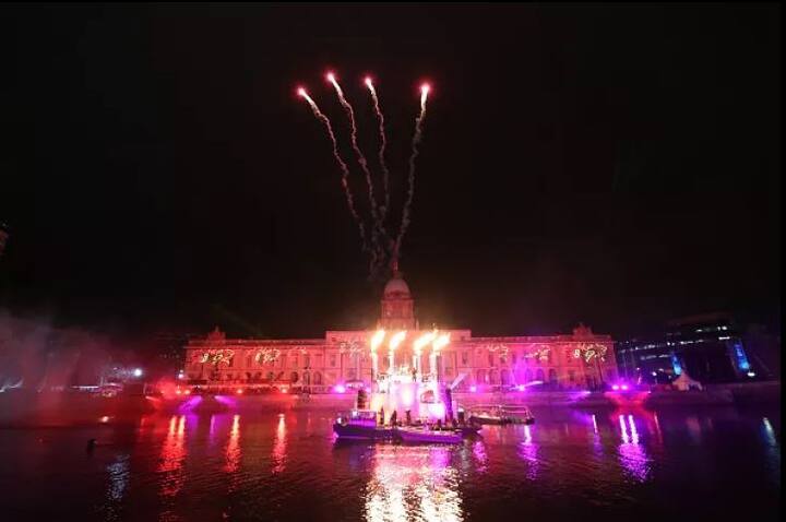 आर्यलँडमध्ये नागरिकांनी मोठ्या प्रमाणात फटाके फोडले. 