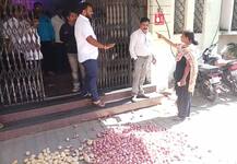 महापालिकेच्या दारात कांदे, बटाटे टाकून अतिक्रमण हटवण्यास विरोध