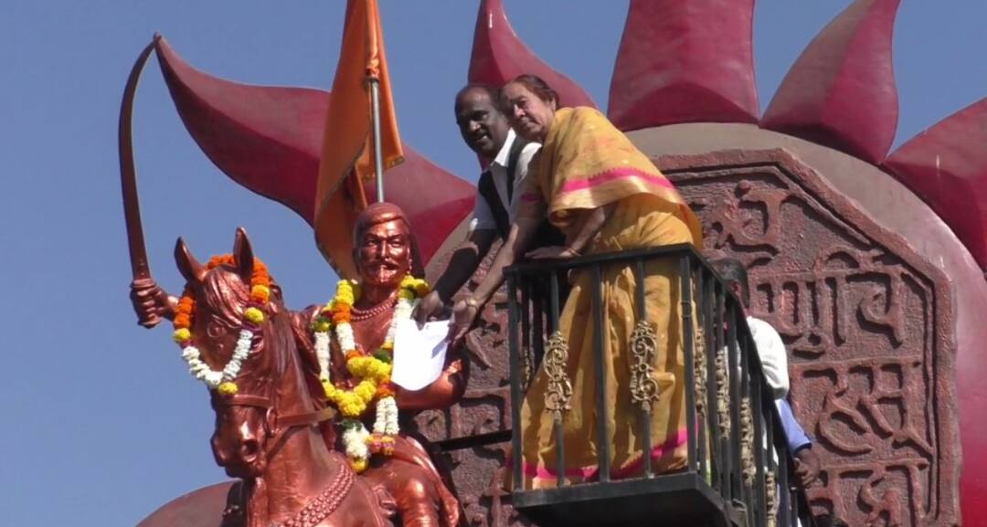 Citizens requested to Chhatrapati Shivaji Maharaj for Flyover in ahmednagar उड्डाणपुलासाठी थेट शिवाजी महाराजांना निवेदन