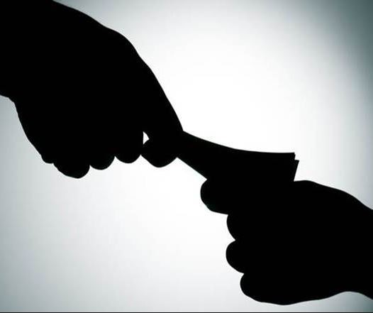 Mumbai police officer arrested for taking Rs 22 lakh bribe मुंबईतील पोलीस अधिकाऱ्याला 22 लाखांची लाच घेताना अटक