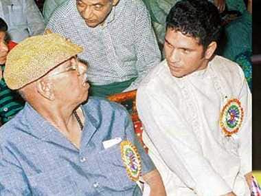 रमाकांत आचरेकरांना पद्मश्री, द्रोणाचार्य यासारख्या पुरस्कारांनी केंद्र सरकारने सन्मानित केलं होतं.