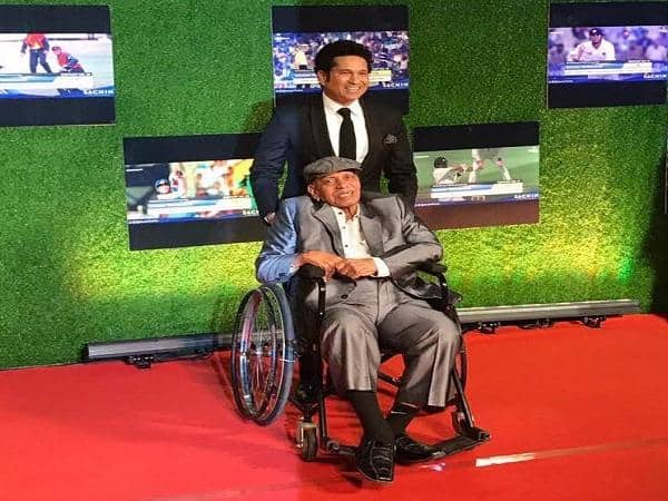 आचरेकर सरांचा जन्म 1932 साली झाला. वयाच्या अकराव्या वर्षी म्हणजे 1943 सालापासून त्यांनी क्रिकेट खेळण्यास सुरुवात केली, मात्र क्रिकेट प्रशिक्षक म्हणून त्यांची कारकीर्द अधिक गाजली.