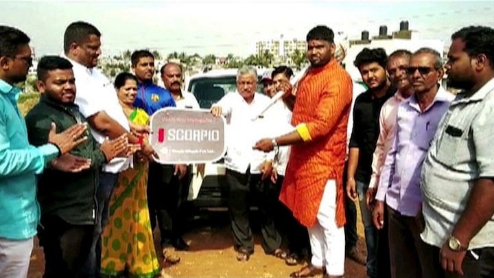 Kolhapur : Social worker Sachin Sapale gifted Scorpio car to Maharashtra Kesari Bala Rafiq महाराष्ट्र केसरी बाला रफिकला स्कॉर्पिओ कार भेट