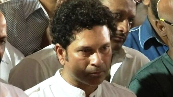 आचरेकर सरांना अखेरचा निरोप देताना सचिनच्या अश्रूंचा बांध फुटला.