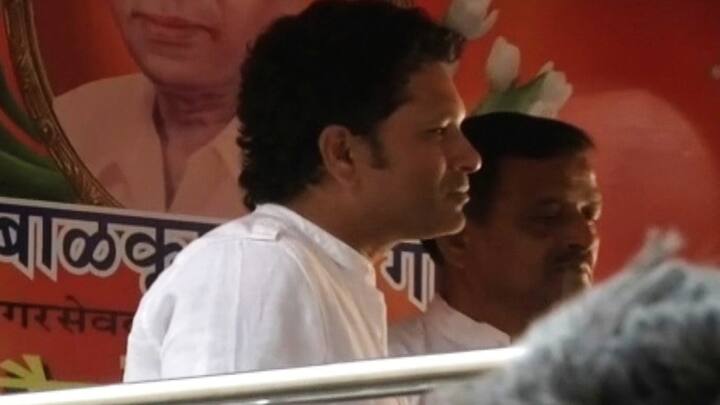 रमाकांत आचरेकर यांचं बुधवारी (2 जानेवारी) मुंबईत हृदयविकाराच्या झटक्याने निधन झालं. ते 87 वर्षांचे होते. त्यांच्यावर आज दादरच्या शिवाजी पार्क स्मशानभूमीत अंत्यसंस्कार करण्यात आले. 