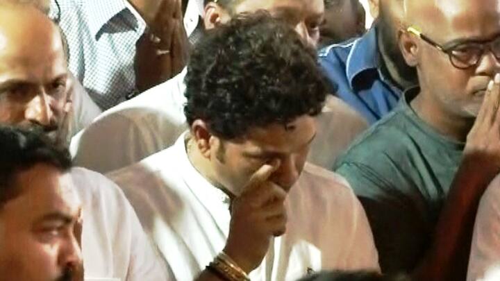 रमाकांत आचरेकर सरांच्या कर्तृत्वाचा कदाचित सरकारला विसरला पडला आहे. कारण पद्म पुरस्कार विजेत्या आचरेकर सरांच्या पार्थिवावर शासकीय इतमामात अंत्यसंस्कार झाले नाहीत. त्यामुळे क्रिकेटरसिकांमध्ये नाराजी पसरली आहे.