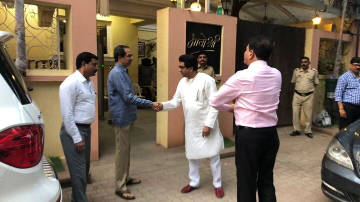 Raj Thackeray at Matoshri to invite uddhav Thackeray for Amit's marriage अमित यांच्या लग्नाचं निमंत्रण देण्यासाठी राज ठाकरे 'मातोश्री'वर