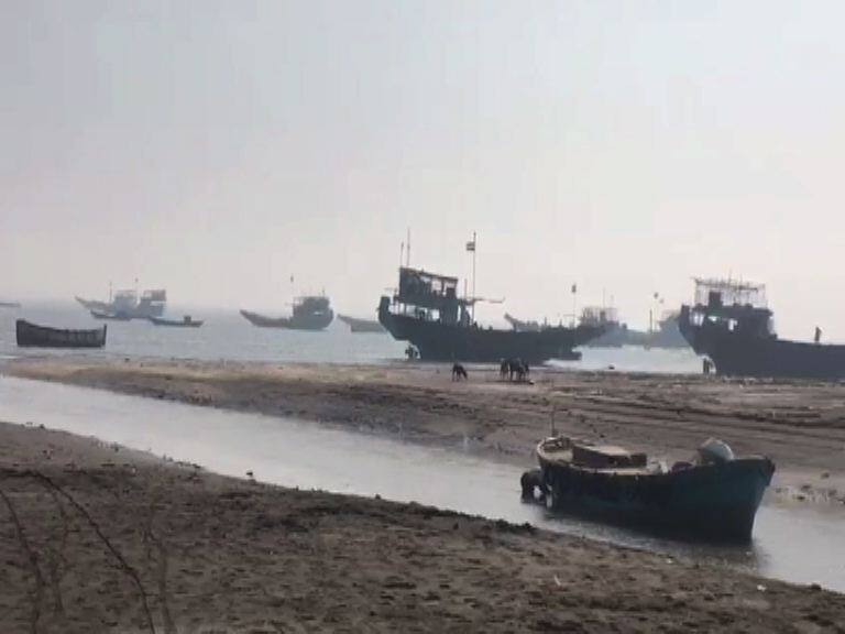 Fishing ban for more than one month in Vasai and Palghar sea due to ONGC survey वसई आणि पालघरच्या समुद्रात तब्बल दीड महिने मासेमारी बंद