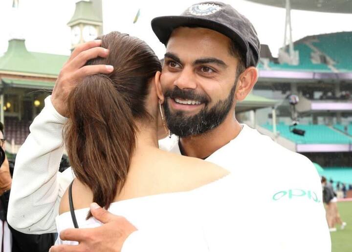 पती विराट कोहलीच्या नेतृत्त्वात भारताच्या ऐतिहासिक विजयावर अनुष्का शर्माने आनंदाने विराटला मैदानावर आलिंगन दिलं.