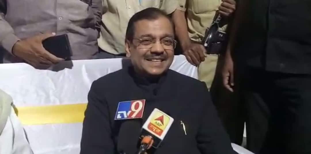 ujjwal nikam's decision on jalgaon lok sabha elections निवडणूक लढवण्याबाबत कुटुंबीयांशी चर्चा करुन निर्णय घेणार