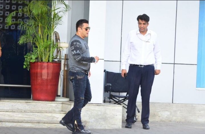 विमानतळावर सलमान खानचा लूक फारच दमदार होता. काळा गॉगल, जीन्स आणि फूल स्लीव्ह्जच्या टी शर्टमध्ये सलमान दबंग दिसत होता. (फोटो : मानव मंगलानी)