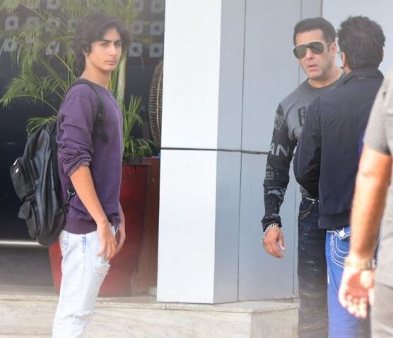 गोव्याहून परतताना सलमान आणि युलिया स्टायलिश दिसत होते. तर अरहान कॅज्युअल लूकमध्ये होता. (फोटो: मानव मंगलानी)