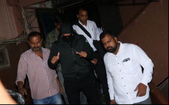 थिएटरच्या बाहेर आल्यानंतर त्याने थम्सअप केलं आणि प्रेक्षकांनी चित्रपटाला दिलेल्या भरभरुन प्रतिसादासाठी आभार मानले. (फोटो : मानव मंगलानी) 