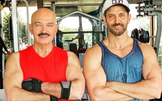 Hrithik Roshan Shares Picture of Father Rakesh Roshan, tells he is Diagnosed With Throat Cancer दिग्दर्शक राकेश रोशन यांना कॅन्सरचं निदान