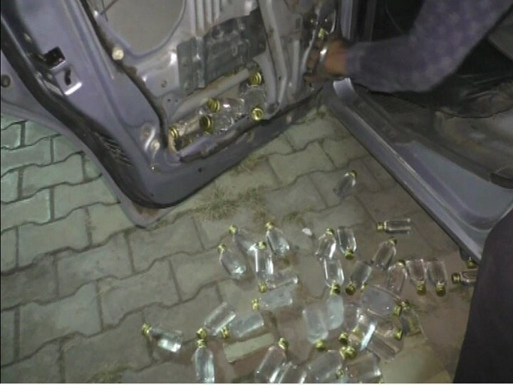 Chandrapur : Liquor bottles smuggled through doors of Maruti Zen car दारुबंदी असलेल्या चंद्रपुरात कारच्या दारातून दारुच्या बाटल्यांची तस्करी