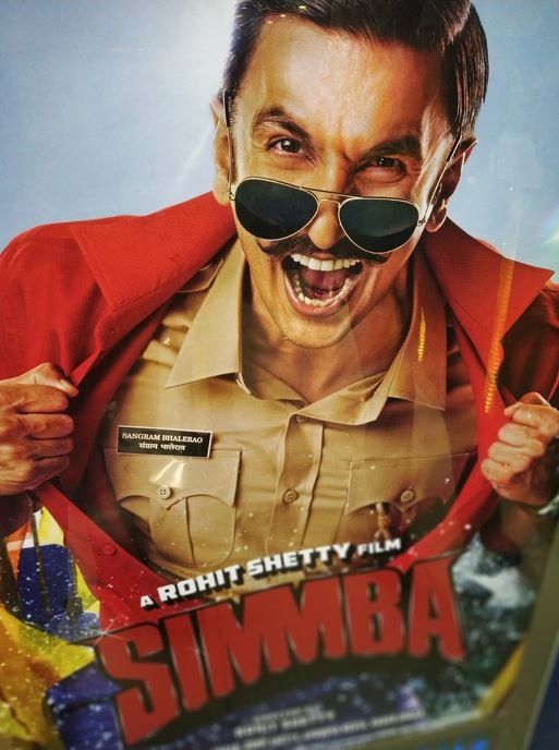 'सिंबा' चित्रपटात रणवीर सिंह आणि सारा अली खान यांची प्रमुख भूमिका असली तर इतर व्यक्तिरेखांनीही छाप पाडली आहे.