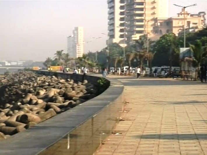 Shivsena MLAs and officials to Morning Walk at Worli Sea Face to please high profile joggers वरळी सीफेसवर उच्चभ्रू जॉगर्सच्या मनधरणीसाठी शिवसेनेचा मॉर्निंग वॉक