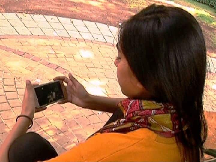 वेब सीरिजचा नाद लै बाद, बिंज वॉचिंगमुळे आजारांची भीती Yoga can help battle binge-watching, De Addiction of Web Series program starts in Mumbai वेब सीरिजचा नाद लै बाद, बिंज वॉचिंगमुळे आजारांची भीती