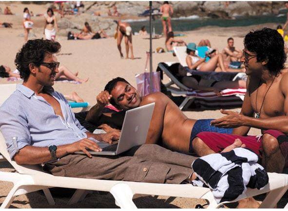 8. 'जिंदगी ना मिलेगी दोबारा' सिनेमात स्पेनमध्ये मित्रांसोबत अविस्मरणीय ट्रीपवर गेलेला अर्जुन