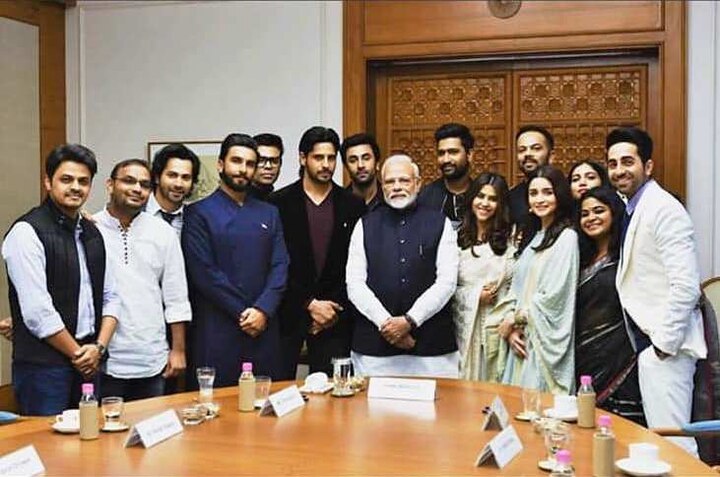  बॉलिवूडच्या अनेक कलाकारांनी दिल्लीत गुरुवारी पंतप्रधान नरेंद्र मोदी यांची भेट घेतली.बॉलिवूडमधील ताज्या दमाच्या कलाकारांपैकी कोण या फोटोमध्ये नाही, असा प्रश्न पडतो. 