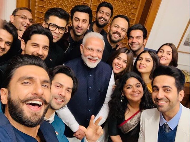 या भेटीवेळी मोदींसोबत काढलेला सेल्फी सोशल मीडियावर प्रचंड वायरल झाला आहे. अभिनेता रणवीर सिंहने क्लिक केलेला हा सेल्फी सोशल मीडियावर सर्वांचं लक्ष वेधून घेत आहे.