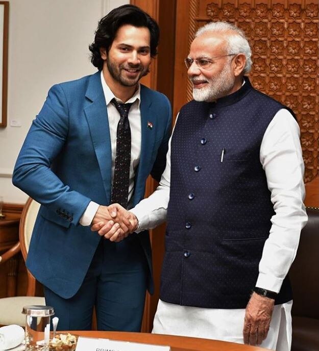 पंतप्रधान नरेंद्र मोदी यांच्यासोबतचा फोटो वरुण धवनने आपल्या चाहत्यांसाठी शेअर केला.