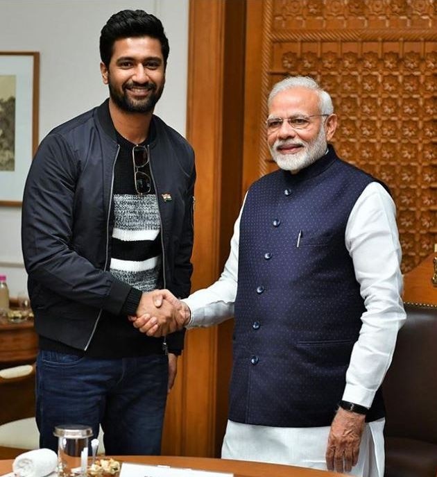 कलाकारांच्या या चमूमध्ये अभिनेता विकी कौशलही होता. सर्जिकल स्ट्राईकवर आधारित विकीचा 'उरी' चित्रपट आज प्रदर्शत झाला आहे. 