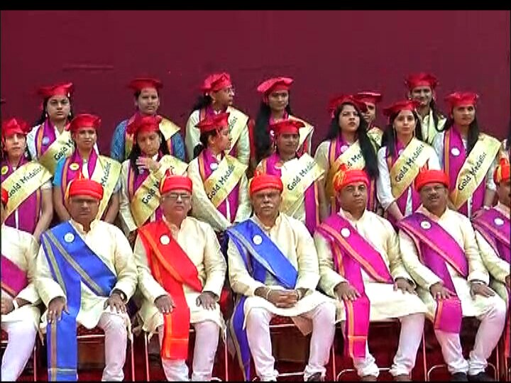 पदक आणि पुरस्कार मिळवणाऱ्या विद्यार्थ्यांना विद्यापीठाने ब्रिटिश पद्धतीच्या गाऊन ऐवजी कुर्ता-पायजमा हा पारंपरिक पोषाख द्यायचा निर्णय घेतला होता. त्यासोबत पुणेरी पगडी घालण्यासही विद्यापीठाने सांगितलं. मात्र त्याला काही विद्यार्थी संघटनांकडून विरोध सुरु झाला. 