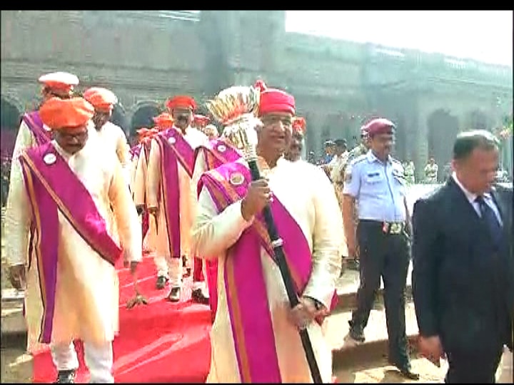 अखेर, विद्यार्थ्यांना पुणेरी पगडी घालण्याचा निर्णय मागे घेण्यात आला. तरीही काही विद्यार्थी संघटनांनी पदवीदान समारंभ सुरु होताच घोषणाबाजी करण्यास सुरुवात केली. 