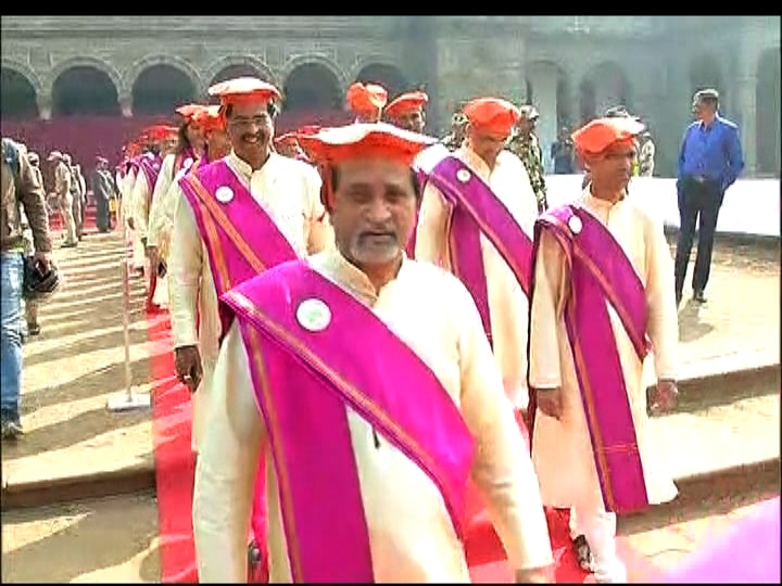 समारंभात पदक आणि पुरस्कार मिळवणाऱ्या विद्यार्थ्यांच्या अंगात कुर्ता-पायजमा हा पारंपरिक पोषाख होता. मात्र डोक्यावर ब्रिटिश पद्धतीची गोल टोपी होती. 