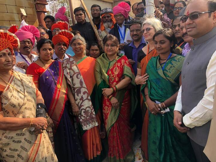 अखिल भारतीय साहित्य संमेलनाच्या अध्यक्षा अरुणा ढेरे साहित्य दिंडीत सहभागी झाल्या