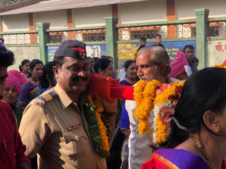 साहित्य दिंडीत पालखीला खांदा देण्याचा मोह पोलिसांनाही आवरता आला नाही
