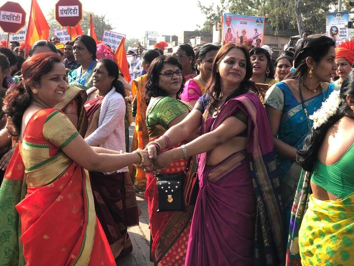 दिंदीत सहभागी झालेल्या महिलांना फुगडी घालण्याचा मोह आवरता आला नाही