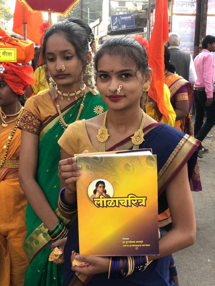 लहान मुलं-मुली विविध ग्रंथ सोबत घेऊन साहित्य दिंडीत सहभागी झाले होते