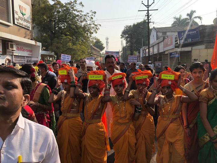 लहान मुली नऊवारी नेसून, मराठी भाषेतले मोठ-मोठे ग्रंथ आणि कादंबऱ्या घेऊन साहित्य दिंडीत सहभागी झाल्या होत्या