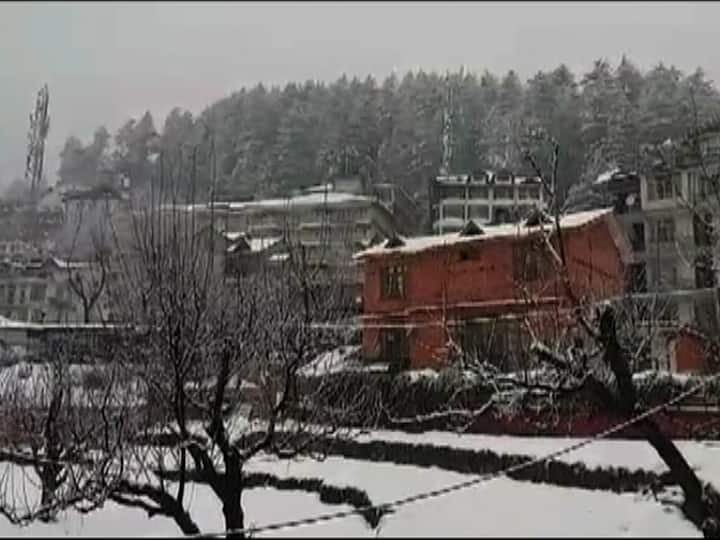 हिमाचल प्रदेशच्या मनालीमध्ये मध्यरात्री झालेल्या हिमवृष्टीने सर्व परिसर बर्फाने दाटून गेलाय. 