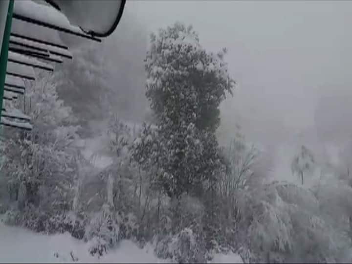 डोंगरी भागात बर्फवृष्टीला सुरुवात झाल्यानंतर सखल भागातही जोरदार बर्फवृष्टी होऊ लागली. 