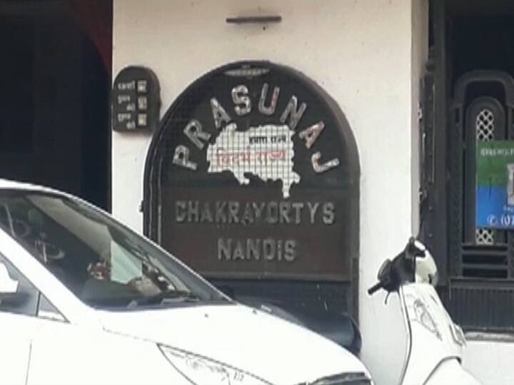 राज्याचे माजी पोलीस महासंचालक प्रबीरकुमार चक्रवर्ती यांच्या घरी चोरी! Robbery at former DG Prabirkumar Chakraborty's house in Nagpur राज्याचे माजी पोलीस महासंचालक प्रबीरकुमार चक्रवर्ती यांच्या घरी चोरी!