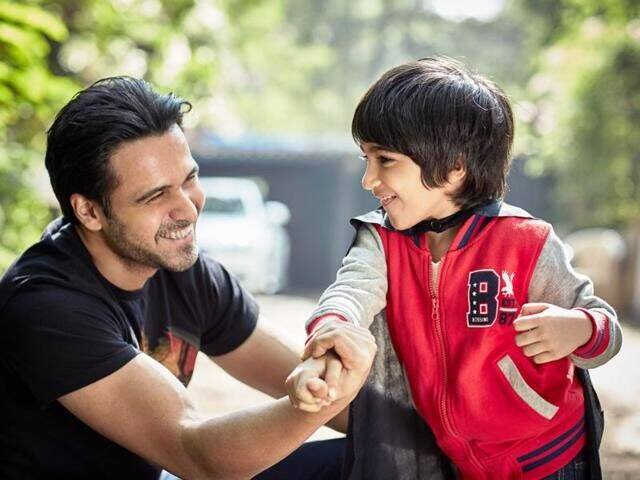 Actor Emraan Hashmi's son Ayaan declared free from cancer इम्रान हाश्मीच्या मुलाने कॅन्सरसोबतची लढाई जिंकली!