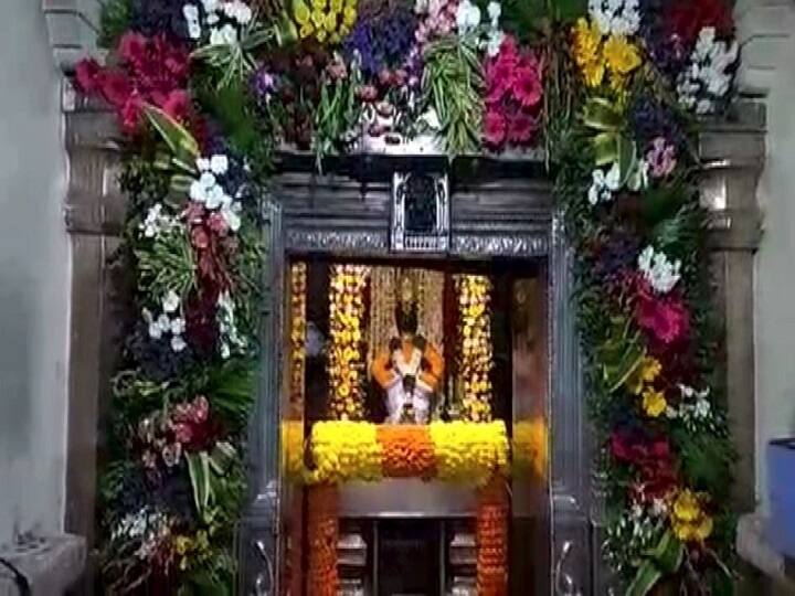 Pandharpur : women pilgrims in Vitthal Mandir for Makar Sankranti संक्रांतीनिमित्त शेतातील नवधान्यासह महिला विठूरायाच्या दरबारी