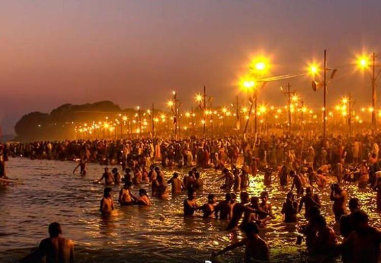Kumbh 2019 starts with first shahi snan today कुंभमेळ्याची सुरुवात, साधू-संत, भाविकांचं शाहीस्नान