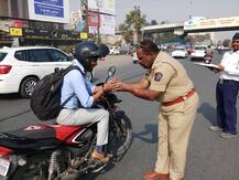 तिळगूळ घ्या, वाहतुकीचे नियम पाळा, वाहतूक पोलिसांची अनोखी मोहीम