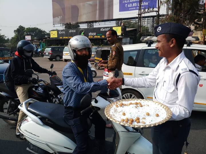 कारवाईवरुन होणारे वाद यामुळे वाहतूक पोलीस आणि वाहन चालक यांच्यात नेहमीच कडवटपणा निर्माण होत असतो. मात्र पिंपरी चिंचवड वाहतूक पोलिसांनी यात गोडवा आणण्याचा प्रयत्न केला आहे.