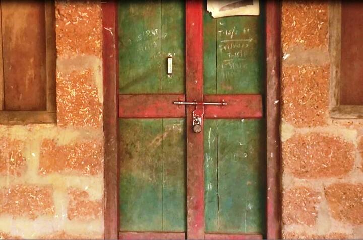 मात्र सध्या हे गाव या लोकांच्या गावपळण प्रथेमुळे सुट्टीवर आहे. गेली चारशे वर्षांपासून गावपळणीची परंपरा येथील लोकं पाळत आले आहेत. 