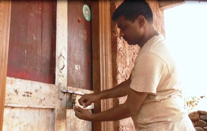 म्हणूनच आपले घरदार सोडून गावाच्या वेशीबाहेर आलेल्या या लोकांनी आभाळाच्या छायेखालीच सात दिवसांसाठी आपला संसार थाटला आहे.