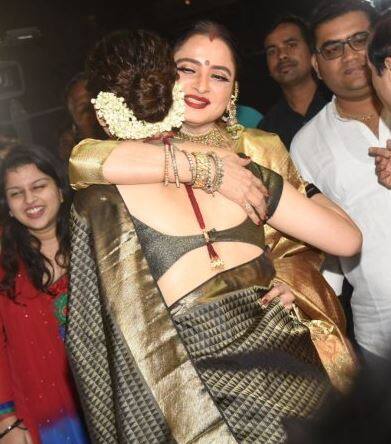 रेखाने कंगनाला कडकडून मिठी मारत शुभेच्छाही दिल्या. 