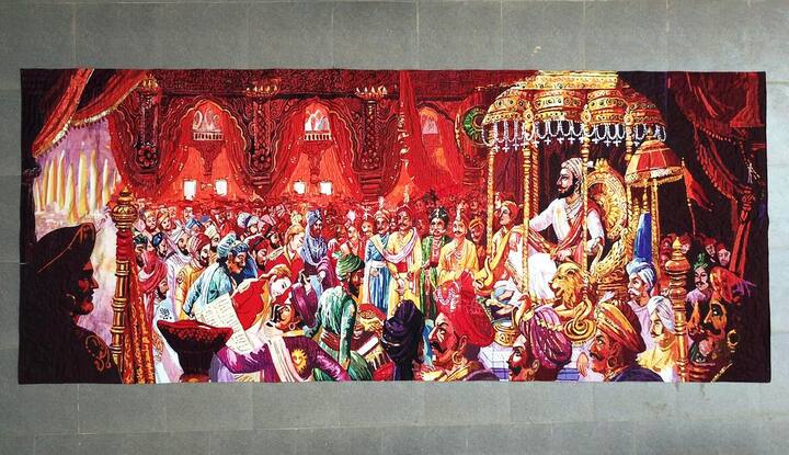 छत्रपती शिवाजी महाराज यांच्या राज्याभिषेक सोहळ्याची सुंदर कलाकृती एका 'क्विल्ट' वर म्हणजेच 'गोधडी'वर साकारण्यात आली आहे. तब्बल 20 हजार 888 कापडी तुकडे, 288 रंगछटा आणि 19 बाय 8 फुटांचा थक्क करणारा राज्याभिषेक सोहळा सांगलीच्या महिला आर्किटेक्ट श्रुती दांडेकर साकारला आहे. सांगलीत मोठ्य दिमाखात या शिवराज्यभिषेक गोधडीचे अनावरण करण्यात आलं.