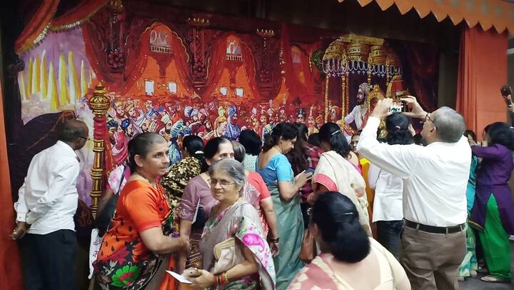 दांडेकर यांच्या कला शिक्षिकीच्या हस्ते यावेळी या भव्य दिव्य शिवराज्याभिषकाच्या सुंदर कलाकृतीचे अनावरण संपन्न झाले . ही कलाकृती पाहण्यासाठी सांगलीकरानी मोठी गर्दी केली होती.